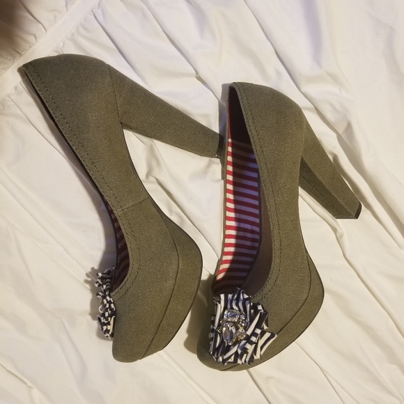 Like New Gianni Bini platform/pump/olive green - Picture 4 of 8